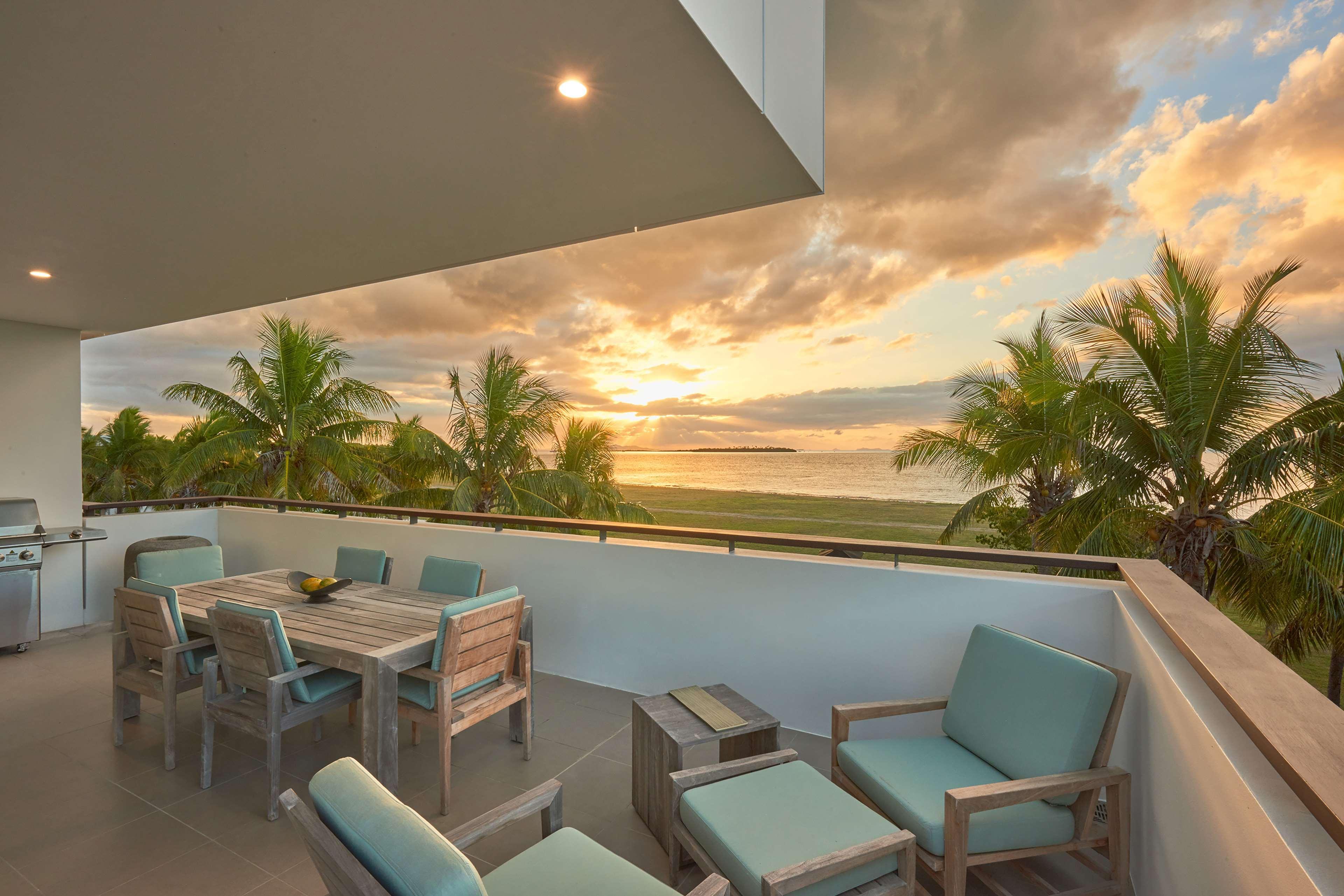 Hilton Fiji Beach Resort And Spa Denarau Island Eksteriør bilde Sunset view from a private balcony